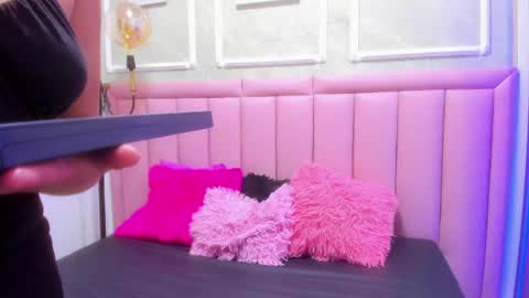 Snapshot of velvet_giirll chatting on June 4, 1:17 pm velvet_giirll online show from June 4, 1:17 pm