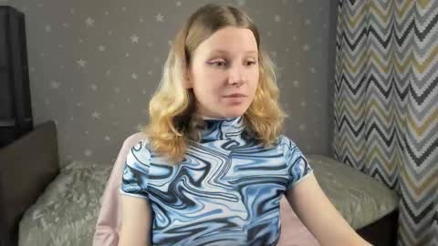 velvet_peach_ online show from December 5, 10:46 am