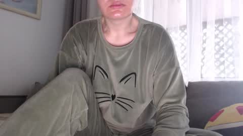 Snapshot of velvetmoon123 chatting on November 26, 7:09 am velvetmoon123 online show from November 26, 7:09 am