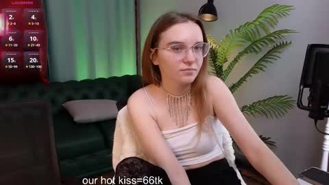 Snapshot of velvetvalkyries chatting on February 26, 5:39 pm CLEOshort hair TIna long hair online show from February 26, 5:39 pm