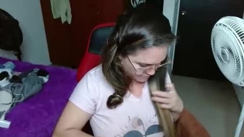 Snapshot of venecasexy44 chatting on April 5, 11:07 am venecasexy44 online show from April 5, 11:07 am
