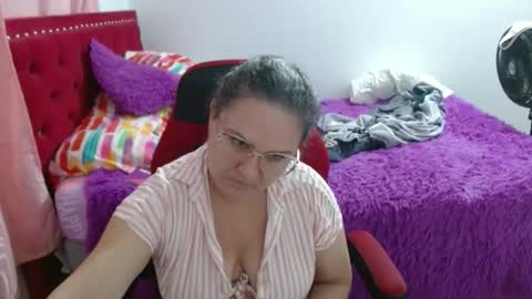 Snapshot of venecasexy44 chatting on April 7, 10:15 am venecasexy44 online show from April 7, 10:15 am