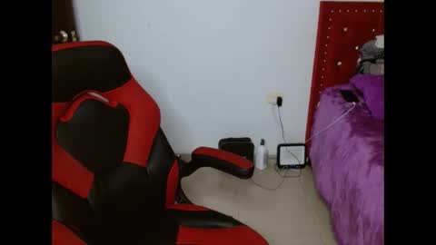 Snapshot of venecasexy44 chatting on April 16, 9:32 am venecasexy44 online show from April 16, 9:32 am