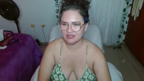 Snapshot of venecasexy44 chatting on April 25, 1:41 pm venecasexy44 online show from April 25, 1:41 pm