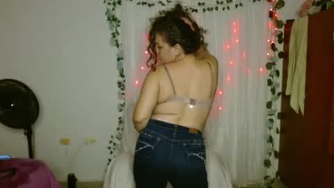 Snapshot of venecasexy44 chatting on April 26, 3:04 am venecasexy44 online show from April 26, 3:04 am