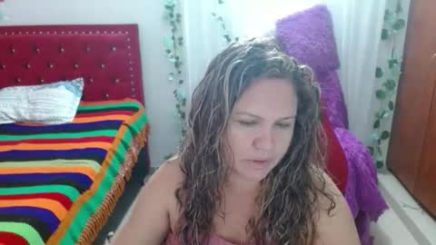 Snapshot of venecasexy44 chatting on May 22, 10:43 am venecasexy44 online show from May 22, 10:43 am