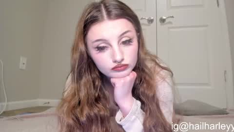 Snapshot of venicebtchh chatting on December 28, 2:01 am Harley instahailharleyy online show from December 28, 2:01 am