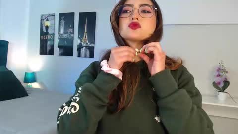 Mia online show from September 12, 12:27 pm