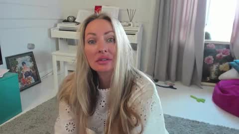 Snapshot of veola_new chatting on September 28, 3:45 am Violetta online show from September 28, 3:45 am