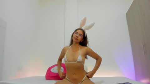 Snapshot of verohoneymoon chatting on April 30, 2:18 am Veronica online show from April 30, 2:18 am