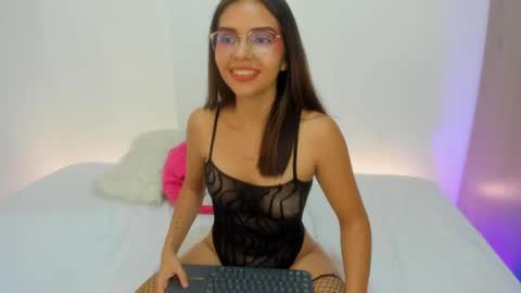 Snapshot of verohoneymoon chatting on May 8, 6:02 pm Veronica online show from May 8, 6:02 pm