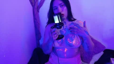 Snapshot of veronica_lewis_ chatting on December 4, 2:59 pm online show from December 4, 2:59 pm