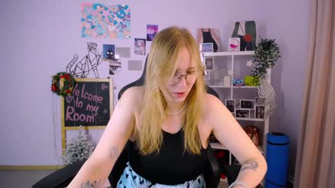 Snapshot of veronicaandersen chatting on February 4, 9:49 am VERONICA online show from February 4, 9:49 am
