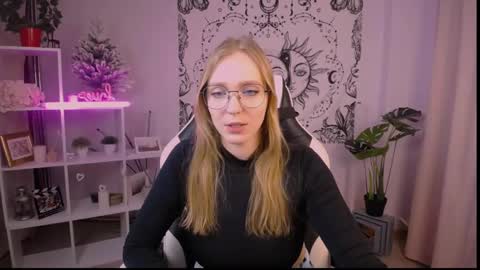 Snapshot of veronicaandersen chatting on February 15, 10:00 am VERONICA online show from February 15, 10:00 am