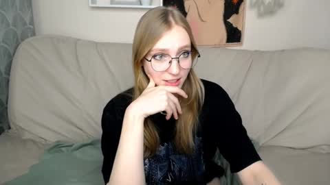 Snapshot of veronicaandersen chatting on February 21, 6:40 am VERONICA online show from February 21, 6:40 am