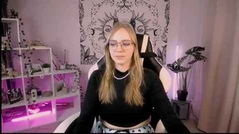 Snapshot of veronicaandersen chatting on March 3, 6:22 pm VERONICA online show from March 3, 6:22 pm