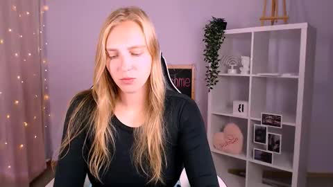 Snapshot of veronicaandersen chatting on September 9, 3:39 am VERONICA online show from September 9, 3:39 am