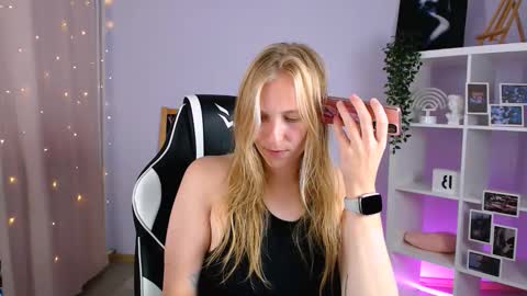 Snapshot of veronicaandersen chatting on September 20, 9:43 am VERONICA online show from September 20, 9:43 am