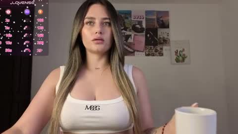 Snapshot of veronika__winslow_ chatting on April 1, 11:44 am Vero online show from April 1, 11:44 am