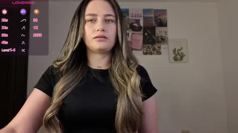 Snapshot of veronika__winslow_ chatting on April 8, 7:52 am Vero online show from April 8, 7:52 am