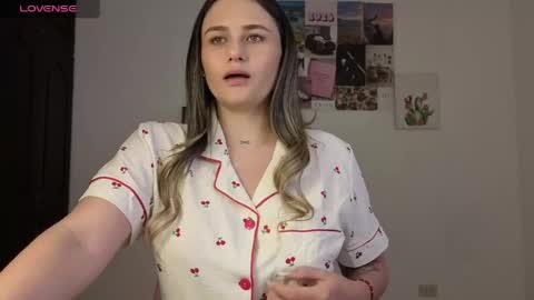 Snapshot of veronika__winslow_ chatting on May 1, 5:23 am Vero online show from May 1, 5:23 am