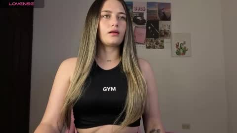 Snapshot of veronika__winslow_ chatting on May 2, 6:40 am Vero online show from May 2, 6:40 am