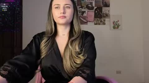 Snapshot of veronika__winslow_ chatting on June 11, 7:17 am Vero online show from June 11, 7:17 am