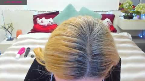 Snapshot of verrasweet4u chatting on December 10, 5:39 am VerraSweet4u online show from December 10, 5:39 am