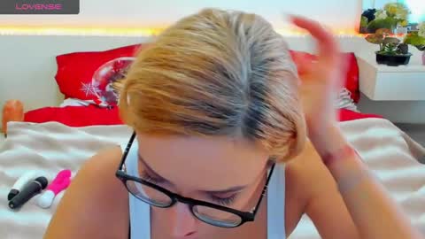 Snapshot of verrasweet4u chatting on March 9, 9:46 am VerraSweet4u online show from March 9, 9:46 am