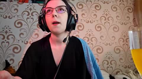 versieskains online show from March 25, 9:04 am