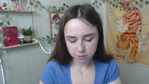 veryveryvery_shy online show from April 28, 5:34 am