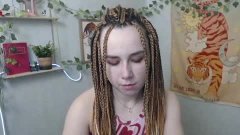 veryveryvery_shy online show from May 4, 5:25 am