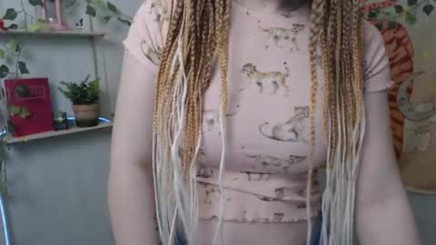 veryveryvery_shy online show from May 6, 5:46 am