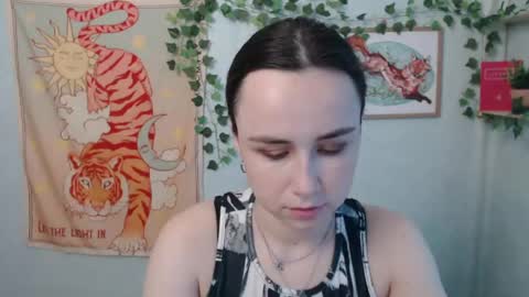 veryveryvery_shy online show from May 25, 5:35 am