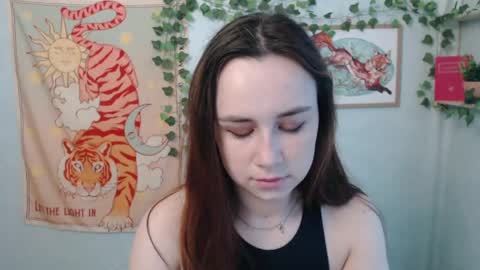 veryveryvery_shy online show from May 27, 5:48 am