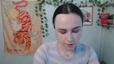 veryveryvery_shy online show from June 4, 5:46 am