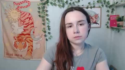 veryveryvery_shy online show from June 17, 5:43 am