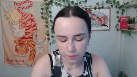 veryveryvery_shy online show from June 20, 5:43 am