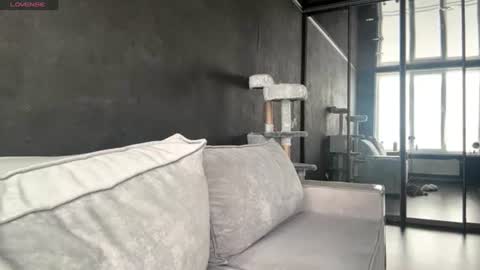 Esta online show from July 28, 1:43 pm