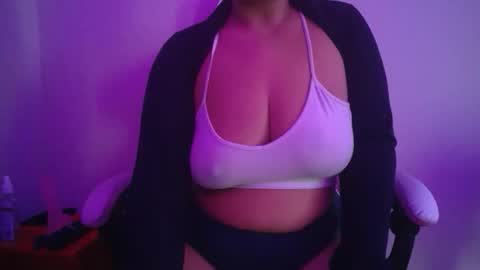 Snapshot of vibe_xxxo chatting on March 29, 5:24 pm vibe_xxxo online show from March 29, 5:24 pm