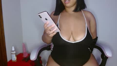 Snapshot of vibe_xxxo chatting on May 1, 5:01 am vibe_xxxo online show from May 1, 5:01 am