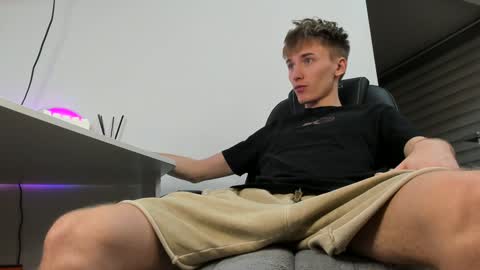 vibemygirl online show from December 13, 12:28 pm