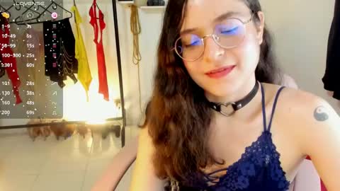 Snapshot of vicky_cristinax chatting on December 13, 6:42 am Vicky online show from December 13, 6:42 am