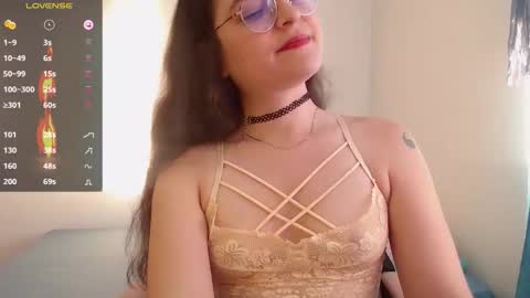 Snapshot of vicky_cristinax chatting on December 13, 10:15 pm Vicky online show from December 13, 10:15 pm