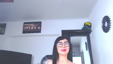 Snapshot of vicky_hotmilf chatting on June 30, 11:11 am Vicky online show from June 30, 11:11 am
