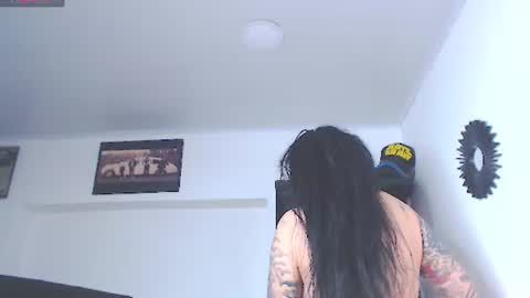 Snapshot of vicky_hotmilf chatting on July 1, 11:12 am Vicky online show from July 1, 11:12 am