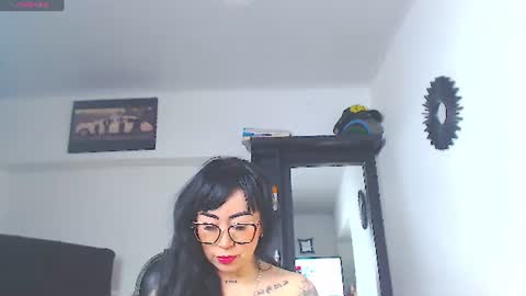 Snapshot of vicky_hotmilf chatting on July 8, 11:15 am Vicky online show from July 8, 11:15 am