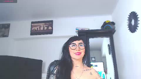 Snapshot of vicky_hotmilf chatting on July 9, 11:03 am Vicky online show from July 9, 11:03 am