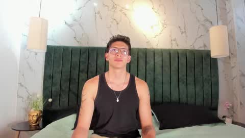 Snapshot of victor_oliveira_ chatting on March 27, 7:46 pm Victor Oliveira online show from March 27, 7:46 pm