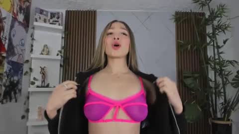 Snapshot of victoria_adams14 chatting on February 8, 12:28 pm Victoria for you online show from February 8, 12:28 pm